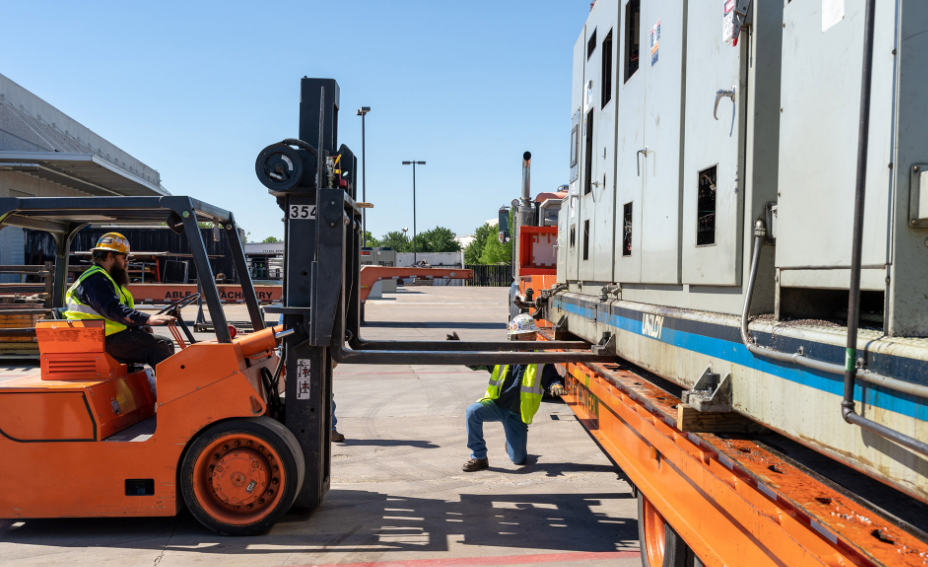 How Machinery Movers Tackle Massive Loads